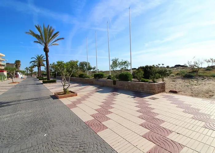 Global Properties, Apartamento De 3 Dormitorios Y Terraza En La Playa De Canet